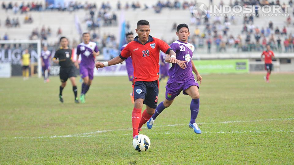 Pemain PBR Musafri (jersey no 29) berhasil melewati pemain Persita Zikri Akbar (jersey no 29) pada pertandingan penentuan delapan besar di stadion Singaperbangsa, Karawang, Jumat (05/09/14).